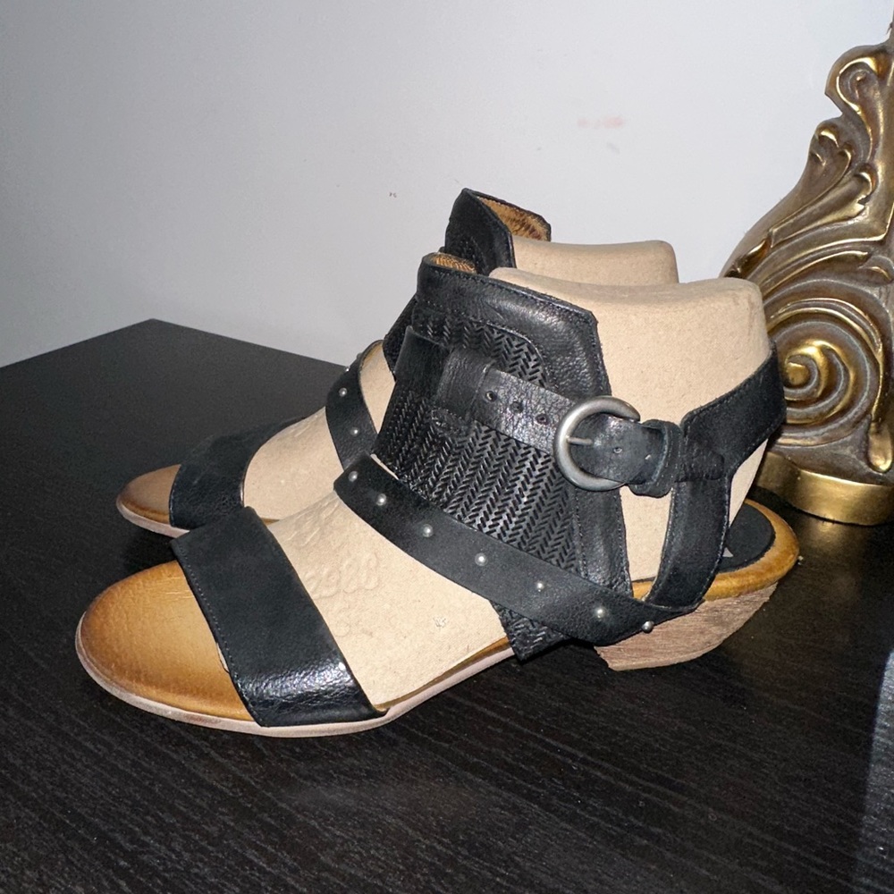 Mix Mooz size 6 black sandals